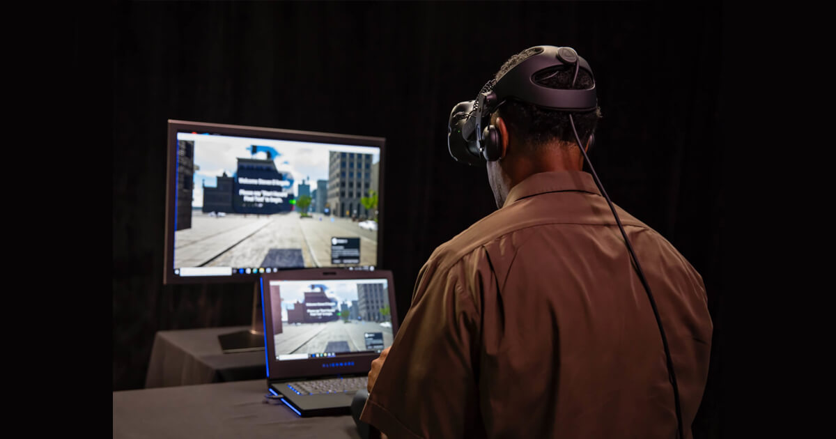 VR研修を受講する男性