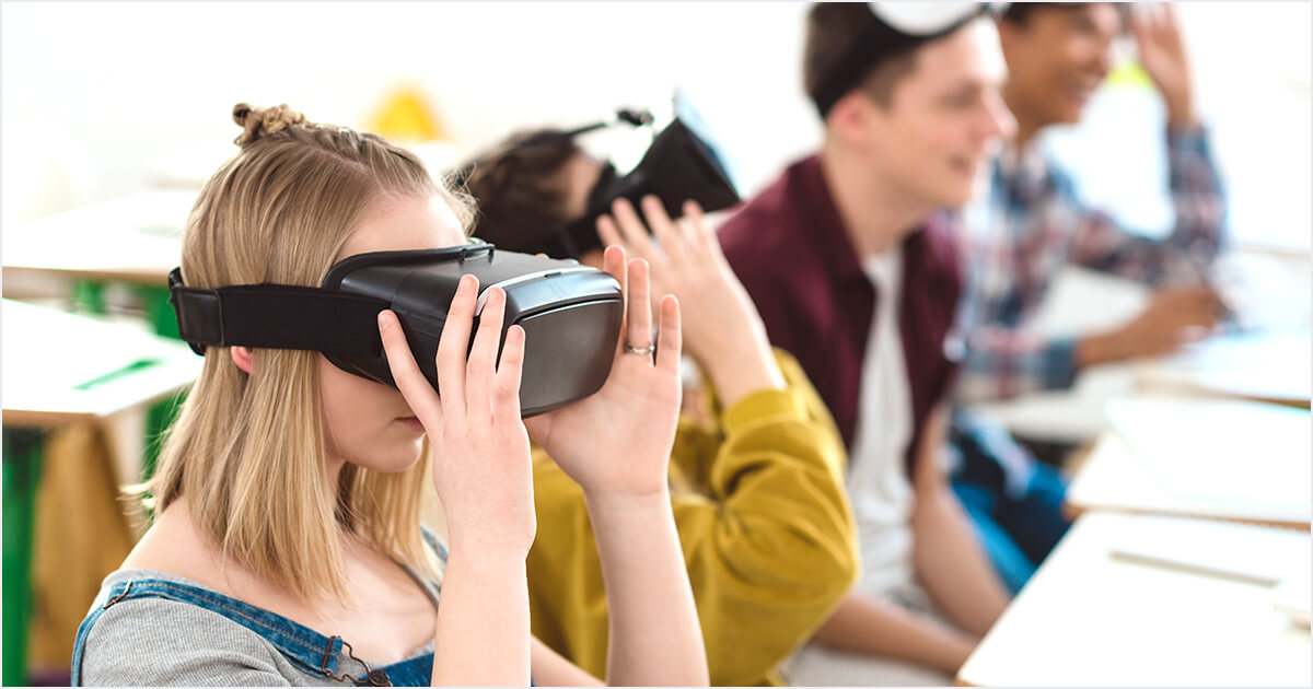 VRを活用した授業を受ける学生たち