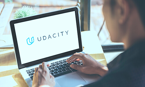 Udacity オンライン学習コースを受講する男性
