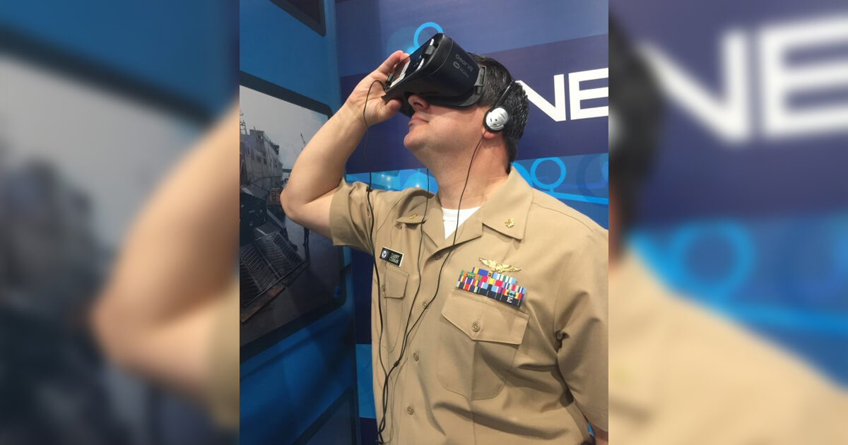 VRアプリを視聴する海軍の男性
